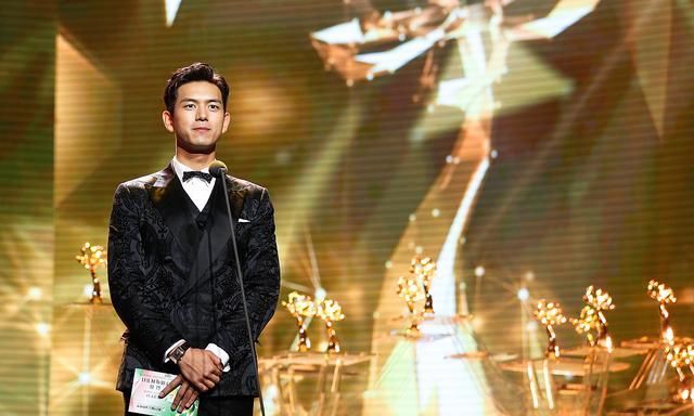 春晚李现唱歌,这个动作尽显高情商,周杰伦的歌是其KTV首选