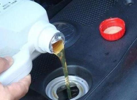 汽车机油应该多久更换一次？维修工说出数字后，车主：亏了