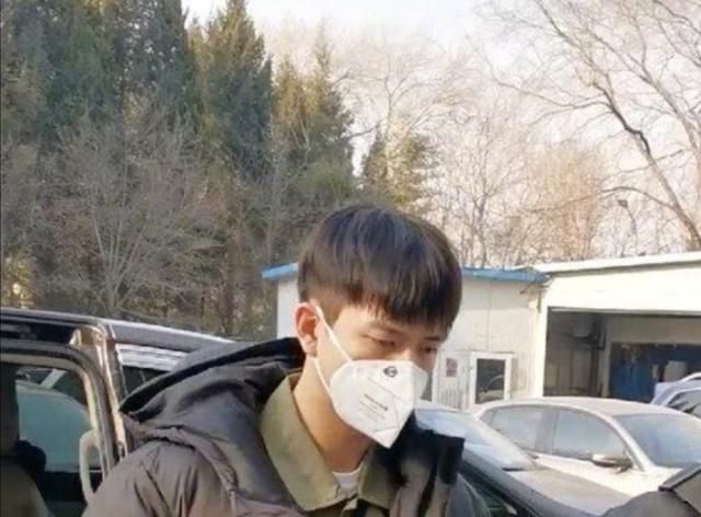 春晚李现唱歌,这个动作尽显高情商,周杰伦的歌是其KTV首选