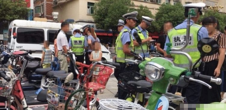电动车与摩托都被禁止，老百姓用什么接孩子上学？专家给出答案！