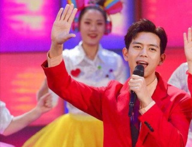 春晚李现唱歌,这个动作尽显高情商,周杰伦的歌是其KTV首选