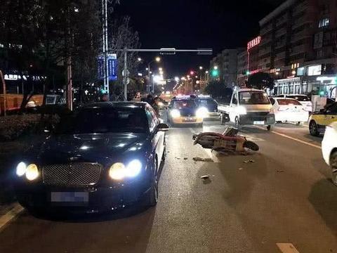 电动车酒驾撞宾利，掏出1000块钱私了，交警来后差点破产