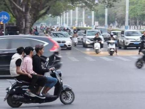 电动车再次被针对，安装挡风罚50元，交警：为了大家着想