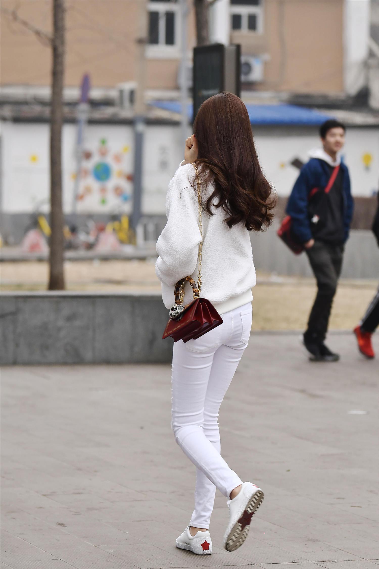 街拍时尚：女生穿上小众的白色紧身牛仔裤，迷人魅力不输爆款 - 知乎