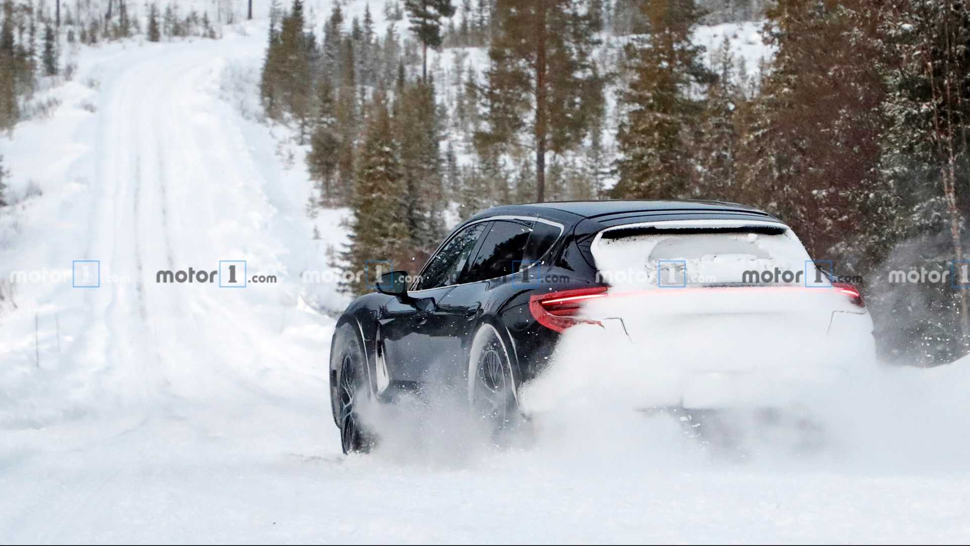 保时捷纯电豪华轿车Taycan旅行版谍照曝光,雪中漂移