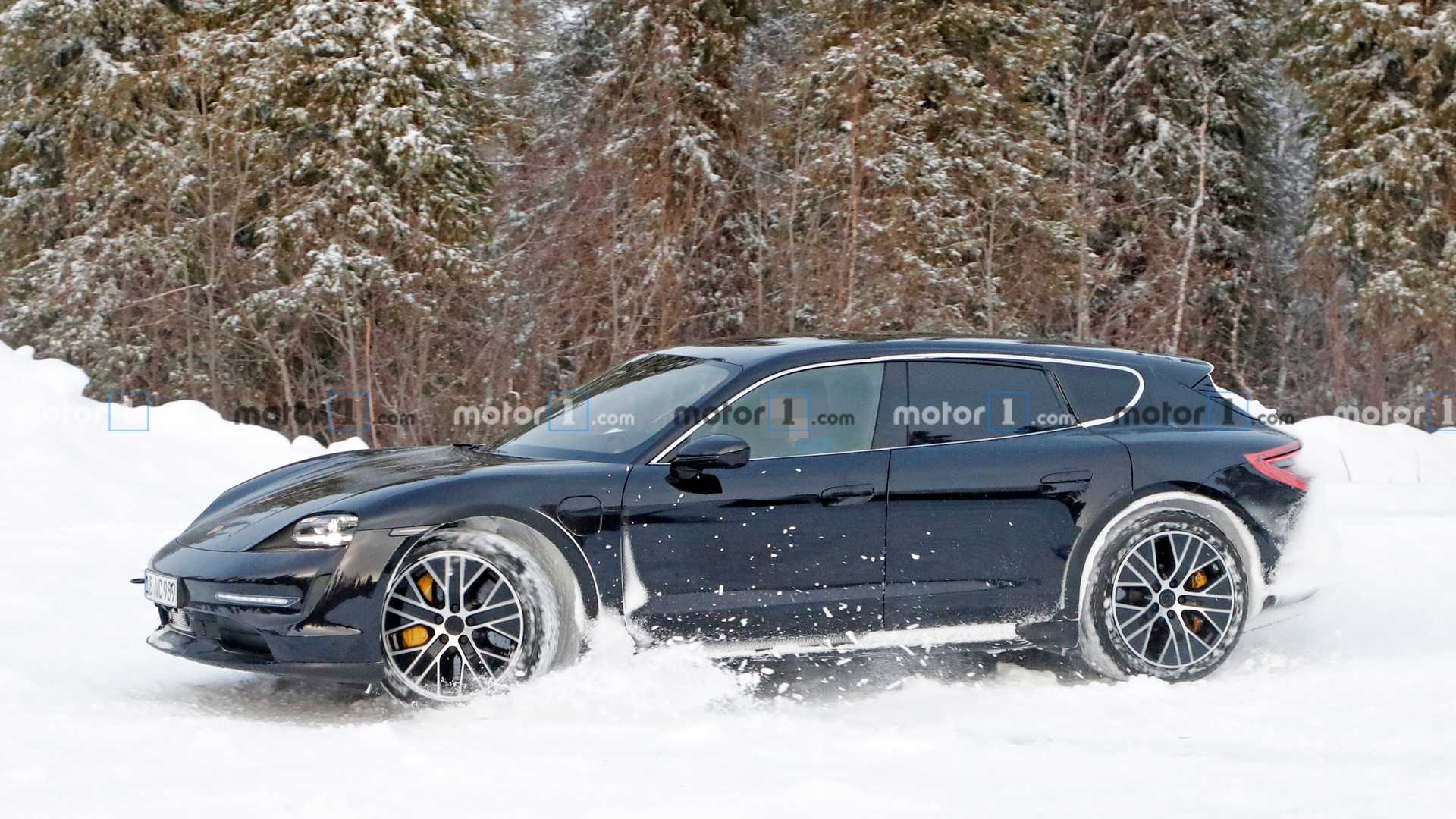 保时捷纯电豪华轿车Taycan旅行版谍照曝光,雪中漂移