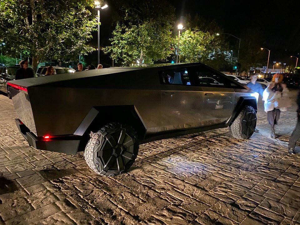 简洁硬朗的造型 特斯拉Cybertruck皮卡海外实车街拍