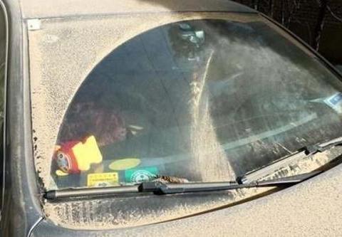 风挡玻璃日常养护要注意这2点！雨刷器和安全带也要注意