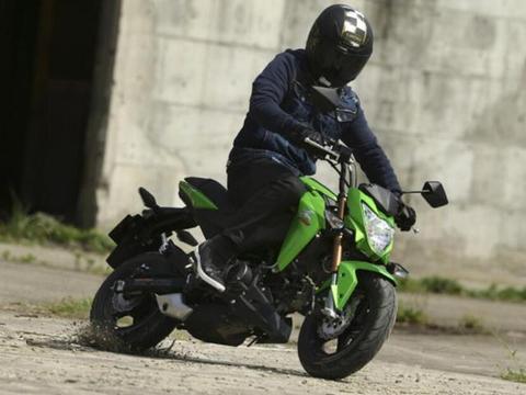 川崎又一款小排量机车！单缸风冷引擎+ABS+6速，液晶仪表+碟刹