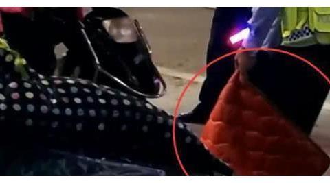 挂挡风被上街遭遇交警手撕，女车主：我冷该怎么办