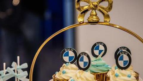 这个和生活用品店、咖啡厅、书吧一样的地方怎么也卖宝马呢？