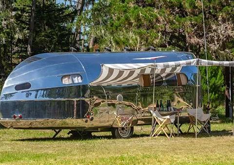 车皮像一面镜子，完美融于环境，这款拖挂房车很酷！