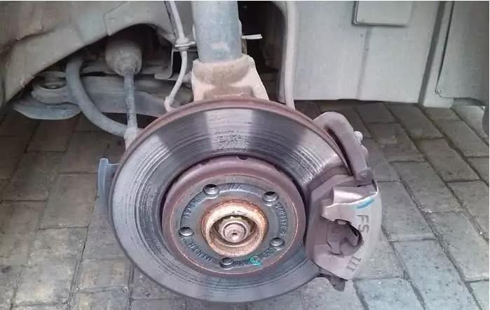 汽车行驶到5万公里，这3个零件要更换，老司机：就算新的也要换