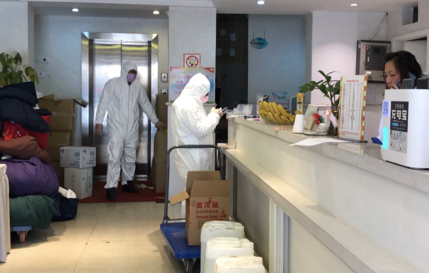  1月30日，悦东方酒店志愿者准备物资。新京报记者向凯 摄