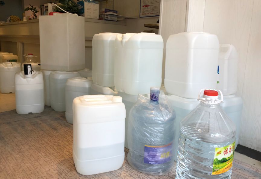  1月30日，悦东方酒店一楼大厅的消毒水。新京报记者向凯 摄