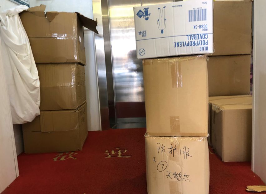  1月30日，捐赠给社区的口罩和防护服。新京报记者向凯 摄