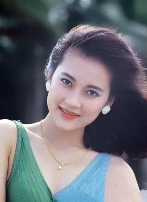 22岁演海岩剧成名，当红时结婚淡出演艺圈，如今55岁发福成大妈？