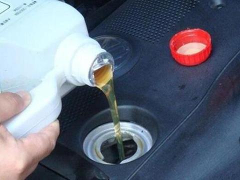 汽车机油应该多久更换一次？维修工说出数字后，车主：亏了