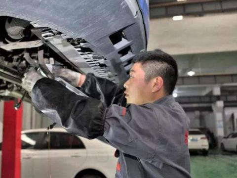为啥不建议去汽修厂做保养？汽修工不小心说漏嘴