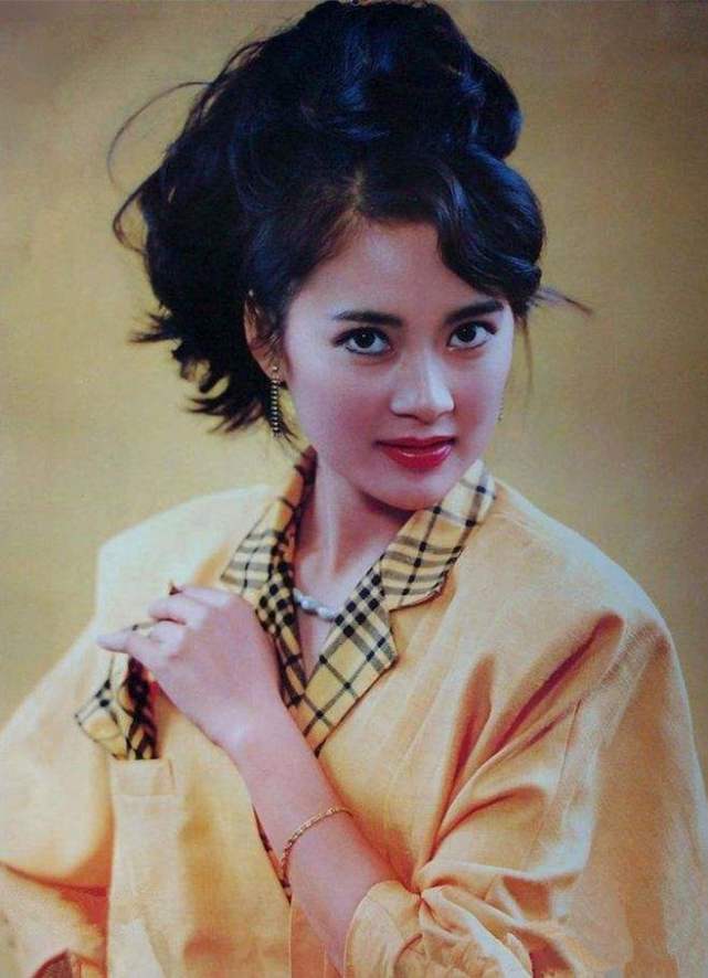 22岁演海岩剧成名，当红时结婚淡出演艺圈，如今55岁发福成大妈？