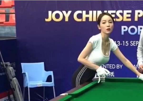 台球"最美女裁判",豹纹上衣,旗袍勾勒身材,今穿白t恤再惹火