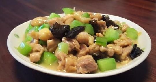 简单家常菜:香辣豆腐,黄瓜炒鸡丁,韩式炒年糕,冬笋鸭肫糊