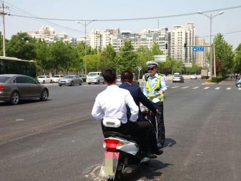 电动车载人都不行？大爷彻底怒了：不带人带空气？