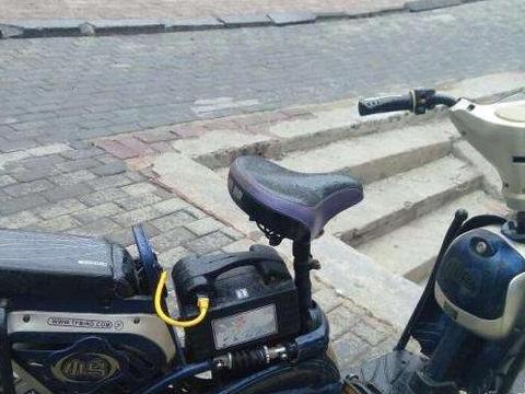 为啥电动车刚充满电，一加速就掉两格电？修理工说了实话！