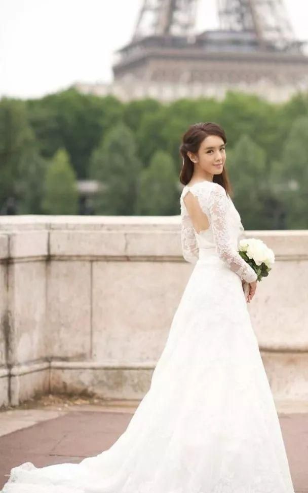 老公送花庆祝结婚5周年 官恩娜晒唯美婚照回味