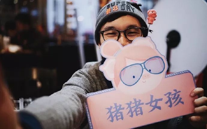 跟着综艺和Vlog,“神游”世界