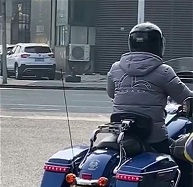 实拍45万哈雷摩托车，配“马蹄声”排气，排量1801CC