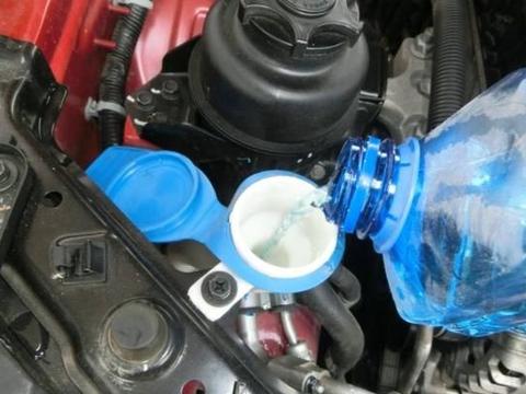 车玻璃水用完了怎么办？老司机：不是想添加就能添的