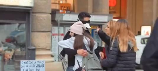 中国留学生意大利街头反歧视：我不是病毒是人类