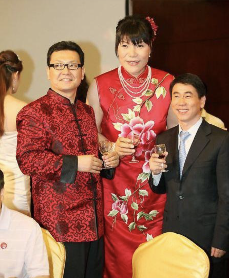 53岁郑海霞坐地铁引围观,两腿变形无人让座,结婚十年没有孩子