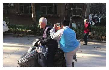 骑电动车接孙子，大爷被罚200：不能带人还装后座干啥？
