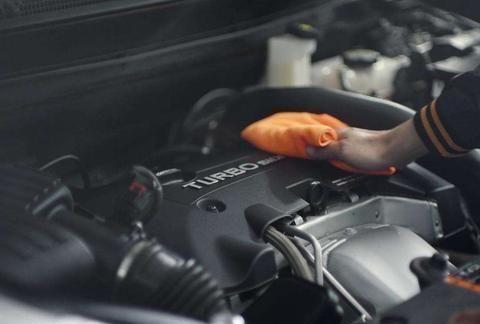 汽车保养时还悠哉坐休息室喝茶？老司机看见就撇嘴：等着后悔吧