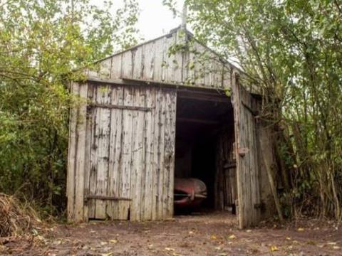 小伙无聊打扫自家仓库，发现经典跑车，卖出后摇身一变成富翁
