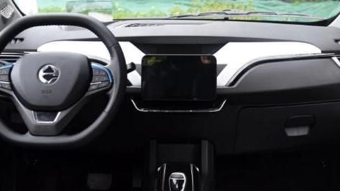 还买什么比亚迪，这新能源，标配HUD抬头显示，起售价仅6.68万