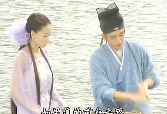 但在《绝世双骄》中,明月就要幸运多了,常春的出现不仅治愈了她的情商