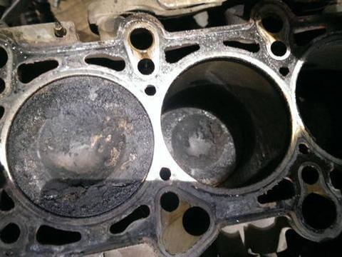 发动机内积碳如山？修车工教你一招，自己就解决