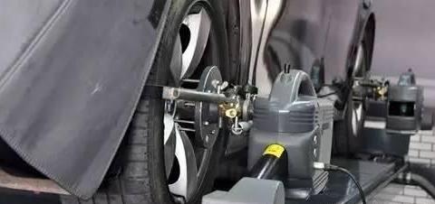 汽车方向盘歪了，就该做四轮定位吗？这篇文章来给你答案！