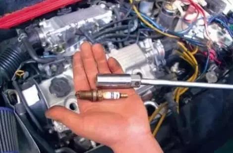 一分钟搞懂汽车发动机的火花塞多久换一次？