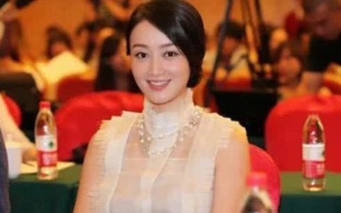 她刚毕业就进入央视，美到两个男人为她离婚，最后却选择嫁给富豪