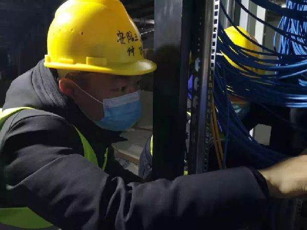 他用自己的专业和满手血泡的双手为“雷神山”架起了生命的通讯桥梁