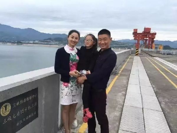 他拥有一个幸福的家庭，其乐融融