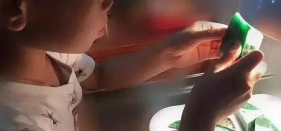 满绿的翡翠料子裂成蜘蛛网,竟然抠出98颗戒面,美呆了