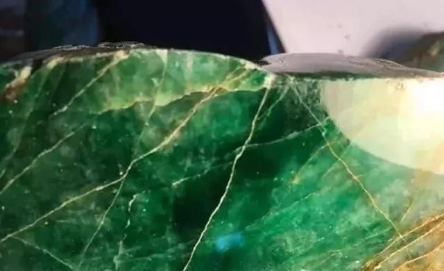 满绿的翡翠料子裂成蜘蛛网,竟然抠出98颗戒面,美呆了