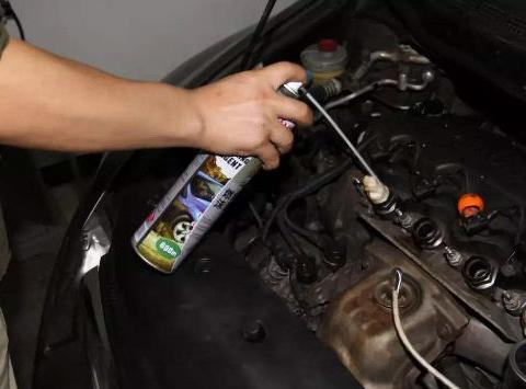 发动机中的积碳越来越多，修车师傅教你一招，自己动手就能解决