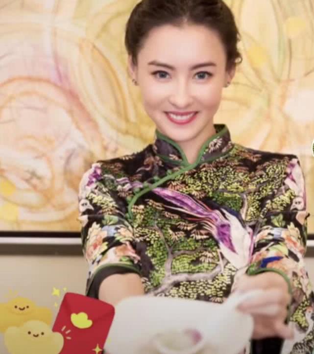 张柏芝元宵节穿春暖花开旗袍送祝福穿着短款民国风旗袍