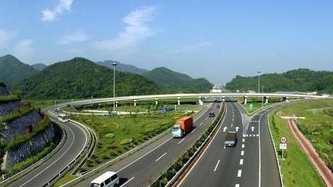 发动机中的积碳越来越多，修车师傅教你一招，自己动手就能解决